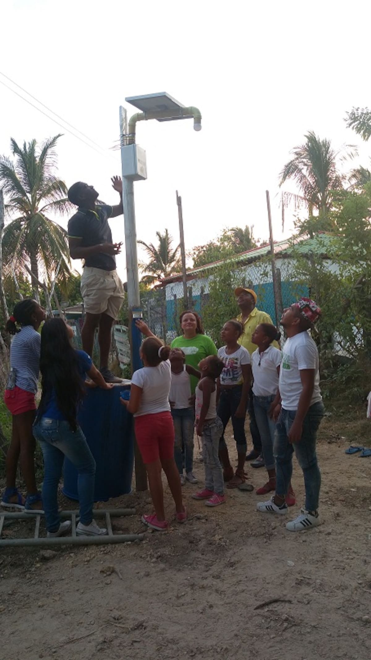 El último paso fue la instalación de los paneles y bombillos. El sistema se enciende cuando empiezan a caer el sol y se apaga al despuntar el alba. CORTESÍA Semillero FEN- UTB