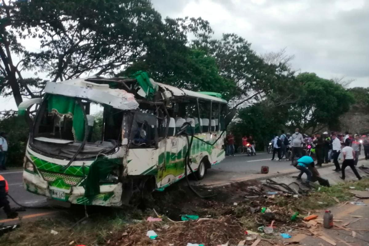Video: Accidente de bus en cercanías de Santa Rosa deja dos mujeres muertas