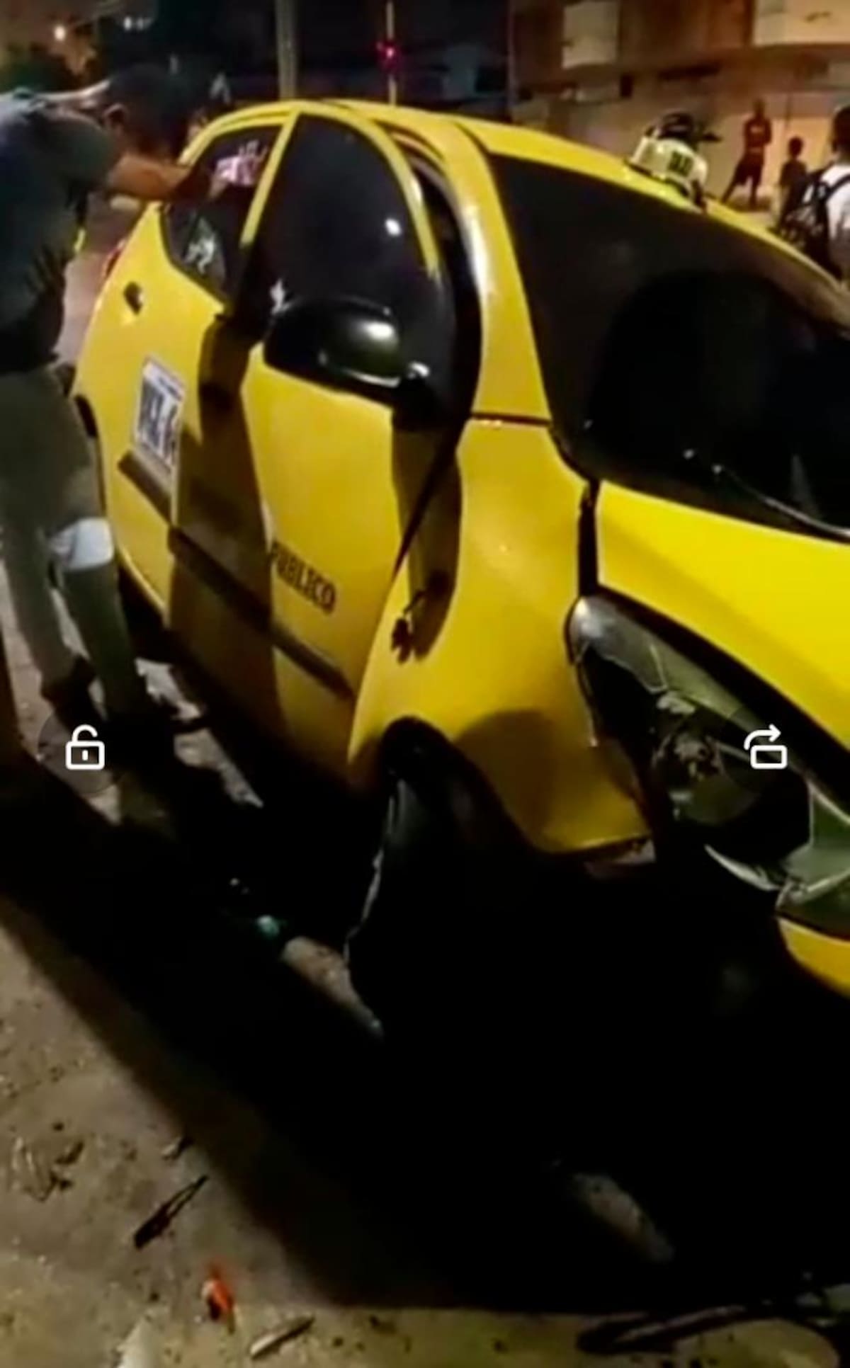 En el taxi, además del conductor, iban tres pasajeros.