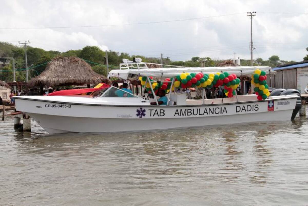 La entrega oficial de la lancha ambulancia se realizó en la mañana de ayer, en Caño de Loro. ZENIA VALDELAMAR
