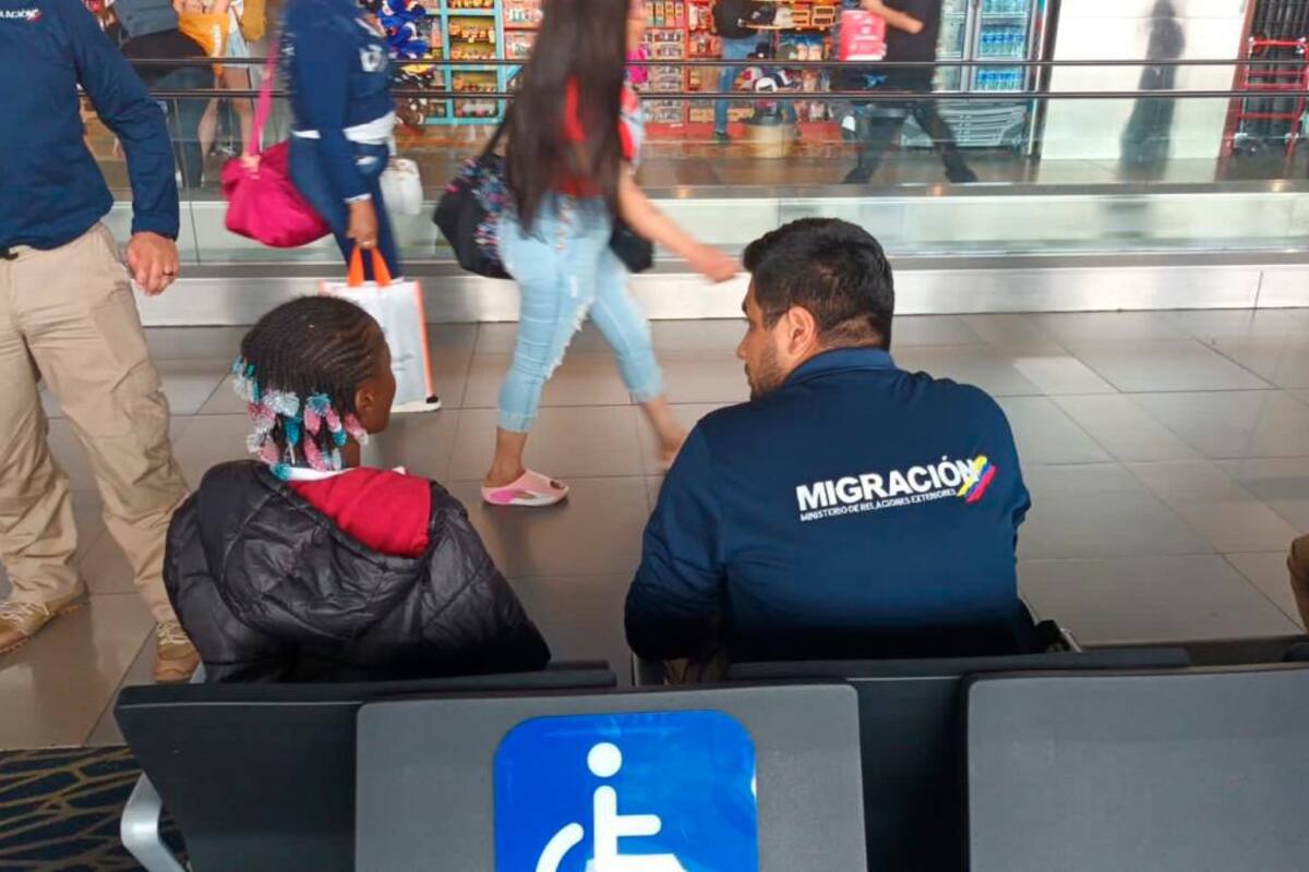 Niña guineana fue abandonada en un aeropuerto: la hallaron 10 días después