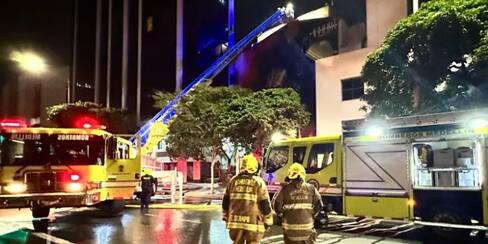 Voraz incendio en una clínica obligó el traslado de 150 pacientes