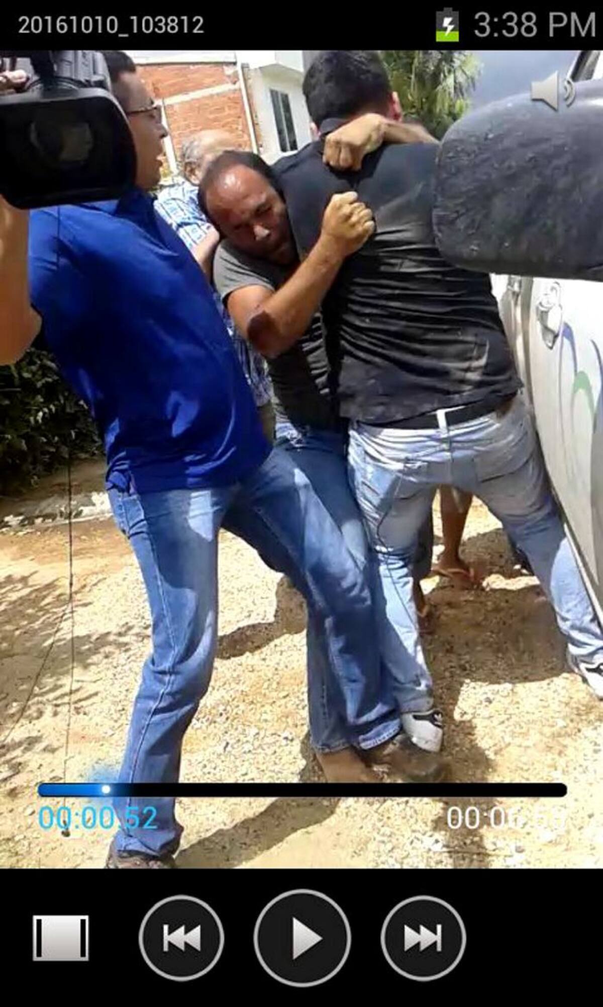 Un vecino agrede a Rubén Salazar. Cortesía