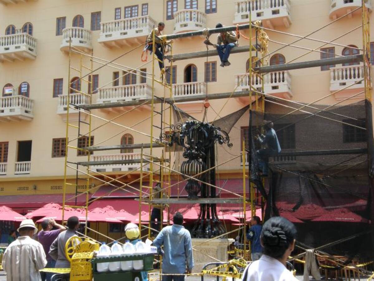 Ayer al mediodía continuaban los trabajos de instalación de la estructura de la Farola de la Plaza Santo Domingo. LEDIS CARO D. - EL UNIVERSAL -