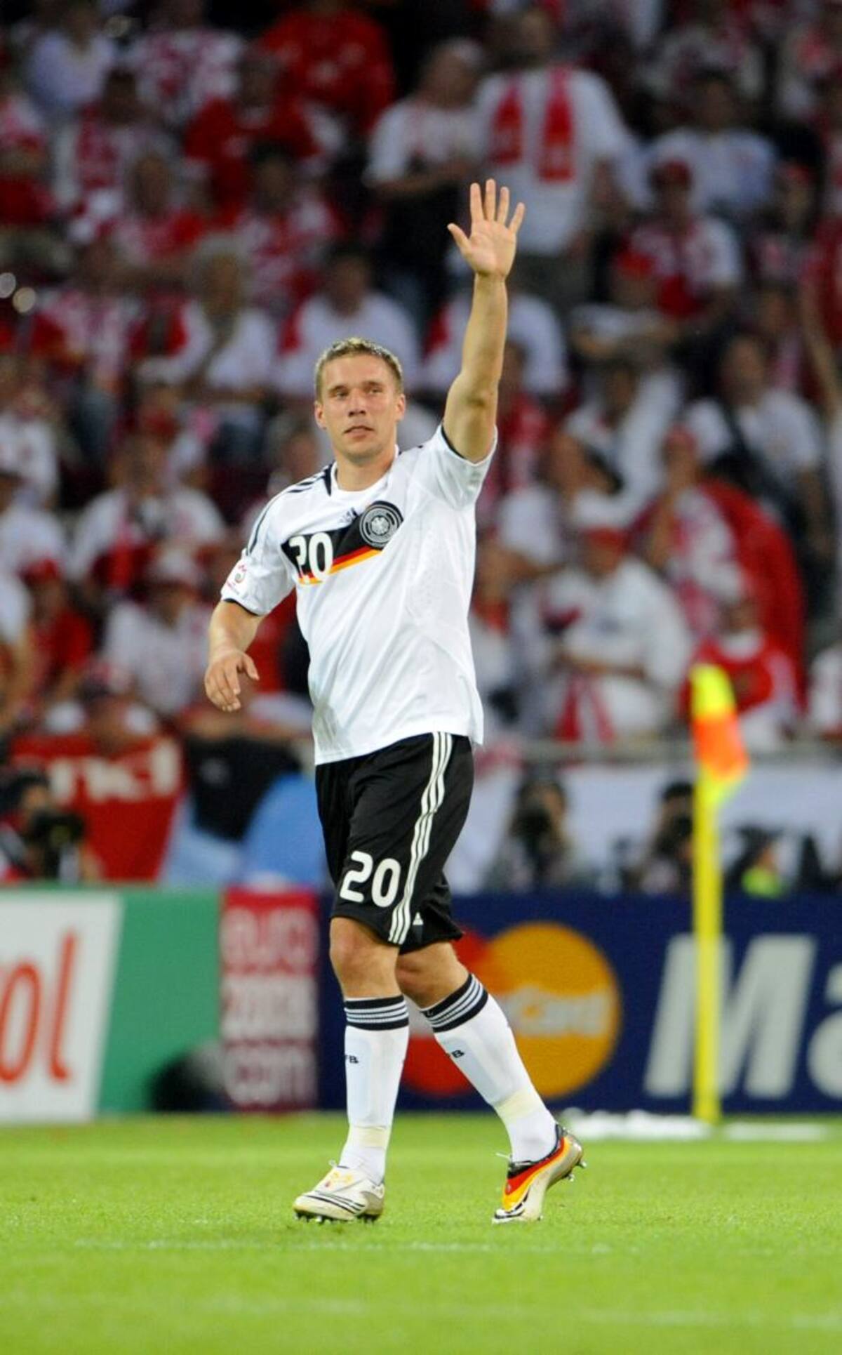 Alemania será una de las 13 sedes de Eurocopa-2020, dice presidente de DFB. AFP