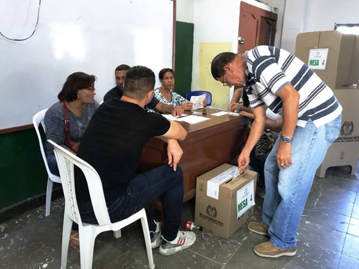 Votantes en el Colegio Olga González Arraut, ubicado en Alto Bosque. Kailline Giraldo