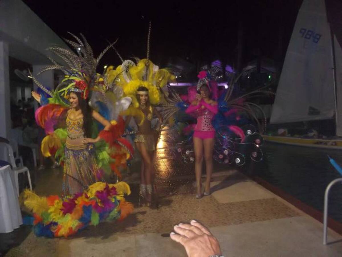 Grupo de candidatas en el desfile de fantasía.