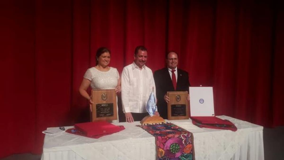 Premio Ojo de Plata en México: Francia Escobar Field al recibir el premio que otorga la Unesco. La acompaña Humberto Grimaldo, director del Observatorio Orsalc y Pedro Domaniczky. Cortesía