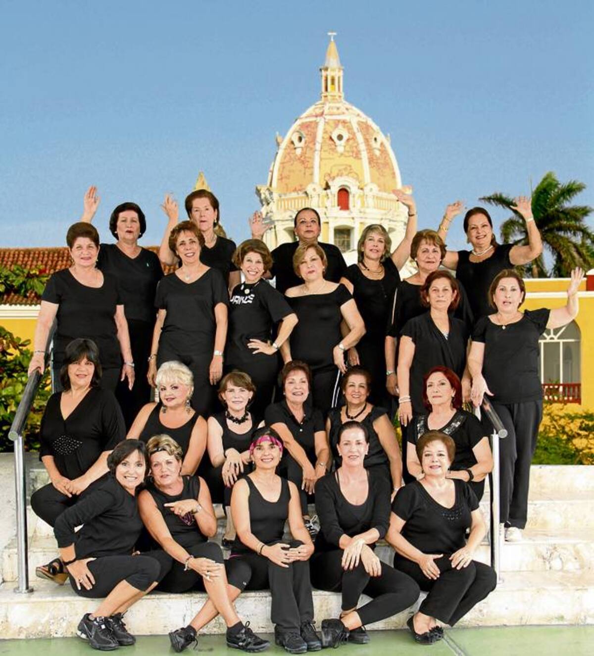 Grupo de Estrellas por siempre. De pie, de izquierda a dere-cha: Mercedes Cecilia de Pombo, Rosario de Vélez, Sandra de Vélez, Carmen de Serje, Prince Martínez, María Cristina de De La Cruz, Norma de Pareja, María Stella de Vélez, Natasha de González, Olga de Vergel, Gloria Pareja y Lorcy de Awad; en el centro, sentadas: Silvana Mainero, Marlen Pombo, Catica de Facchini, Miriam de Díaz, Stella Pareja y Karla de Pérez; senta-das, abajo: Rosario Diazgranados, Tatel de Gilchrist, Miriam de Ramos, A