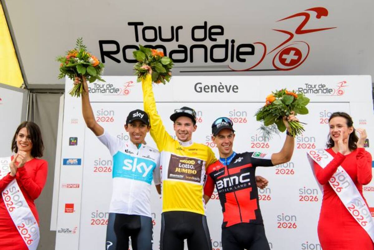 Egan Bernal en el podio del Tour de Romandía junto al ganador, Primoz Roglic, y el australiano Richie Porte, tercero. EFE JEAN-CHRISTOPHE BOTT
