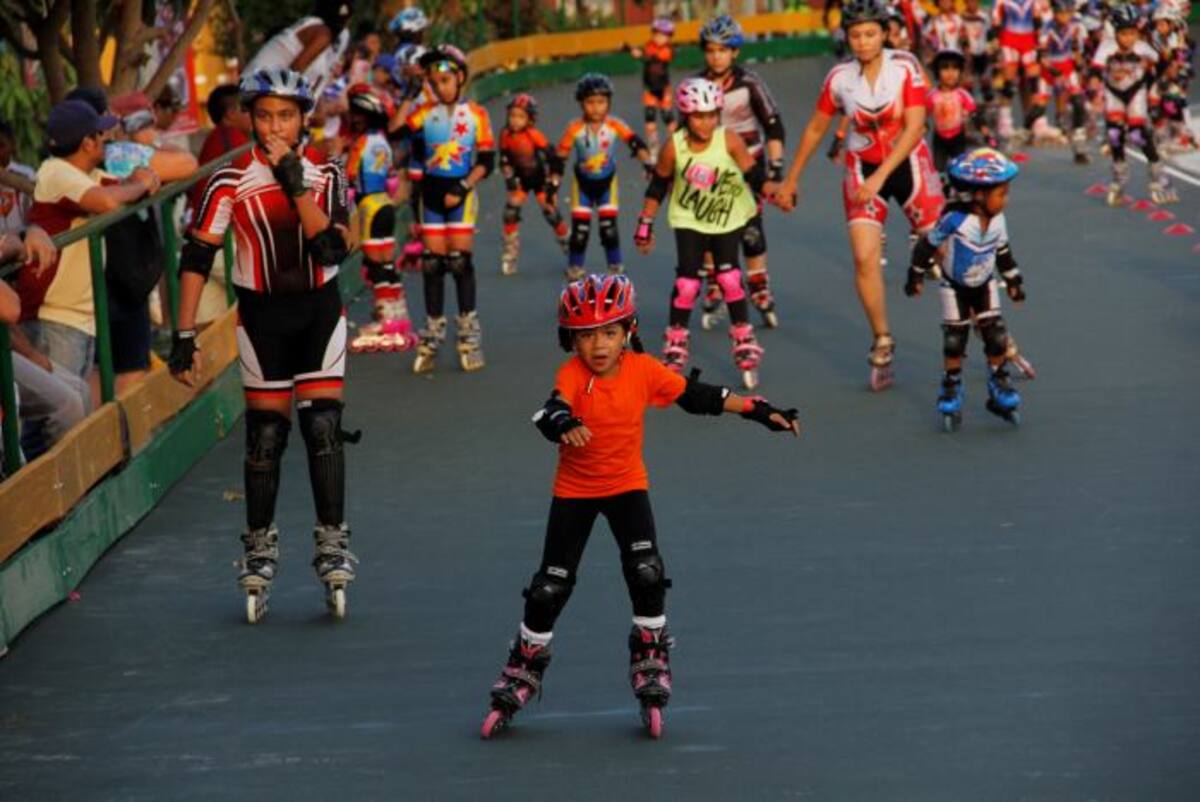El patinaje le saca provecho a la pista del Parque Centenario. Lorena Henriquez/El Universal//