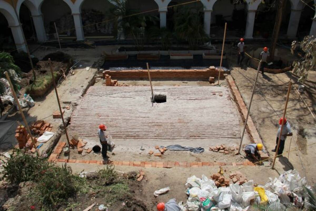 Trabajadores en proceso de conservación del aljibe encontrado. Juan Flórez Ramírez.