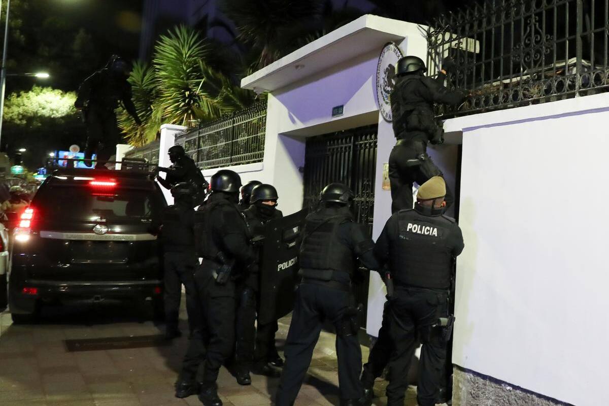 México rompe lazos diplomáticos con Ecuador tras incursión policial en embajada