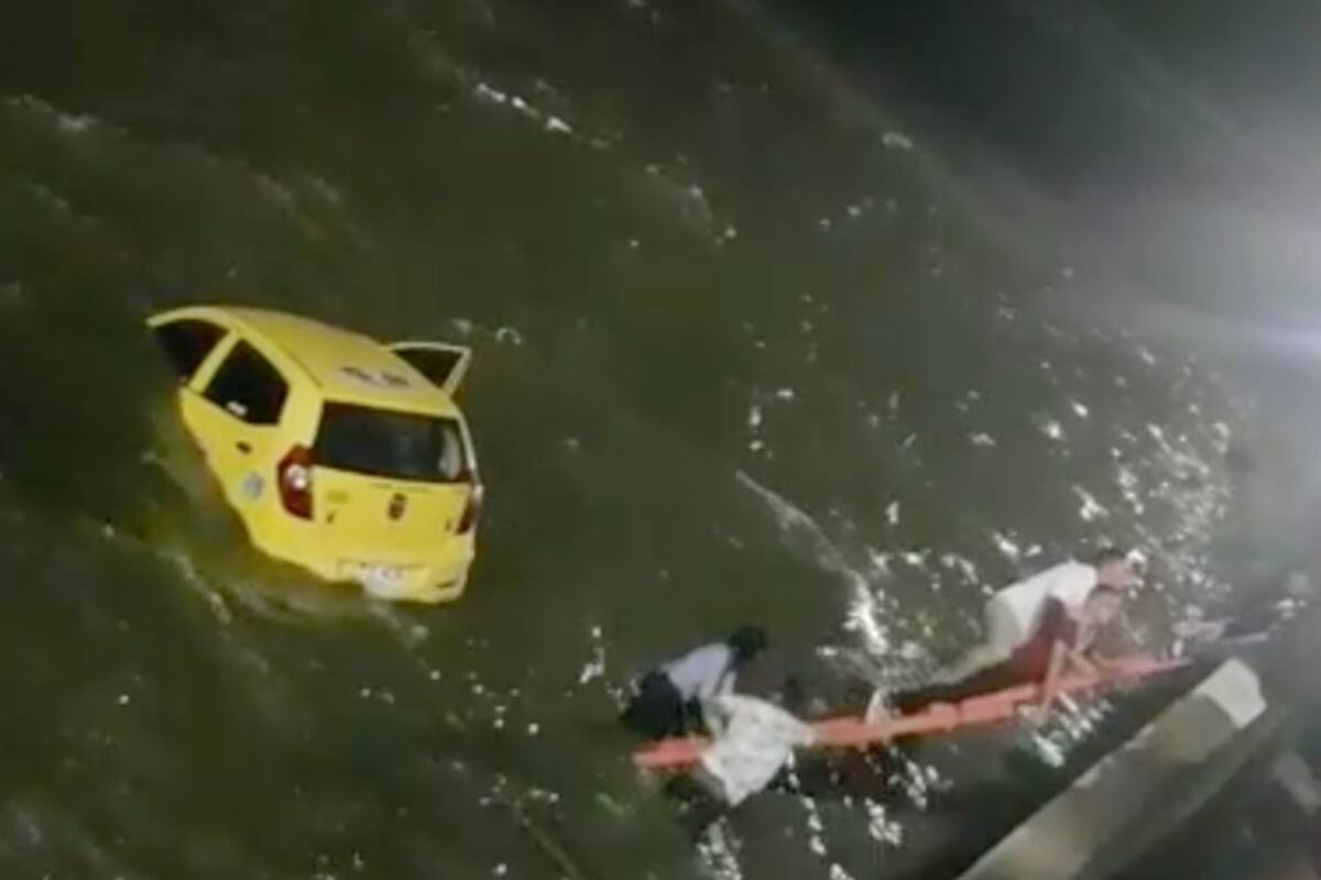 Taxi cae al río Magdalena en el sector del Malecón, en Barranquilla