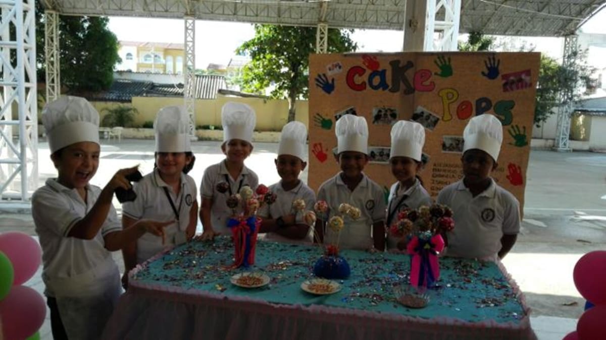 Estudiantes del Colegio El Carmelo durante la feria empresarial organizada por la institución. CORTESÍA