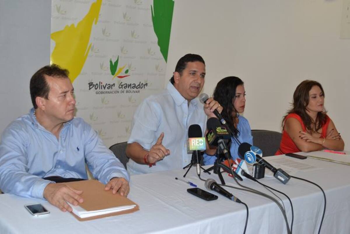 Mario Yepes, representante legal de la Lotería La Millonaria del Caribe y el gobernador de Bolívar, Juan Carlos Gossaín, encabezaron la rueda de prensa para dar a conocer el ganador de la licitación del chance en el departamento. Cortesía