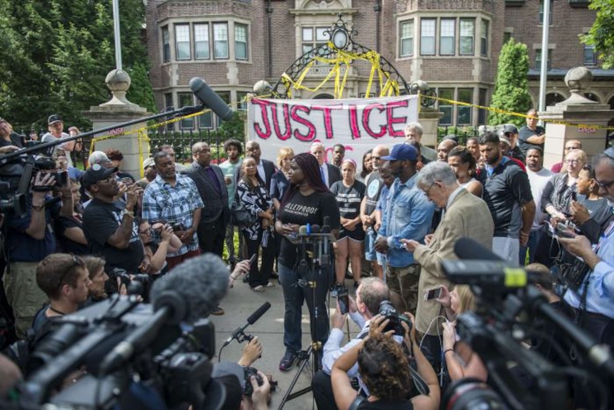 Protesta afuera del palacio de la gobernación en Minnesota. AFP Stephen Maturen