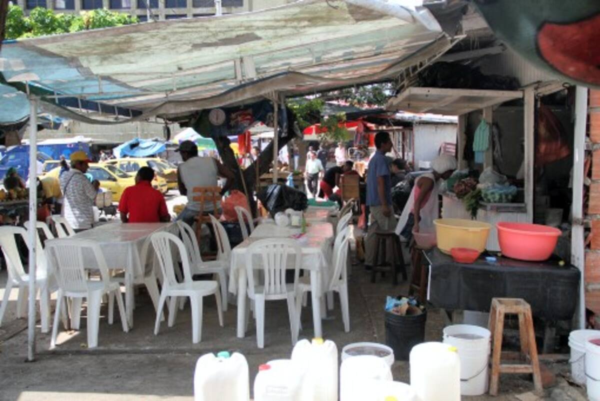 En una reunión realizada ayer las cocineras reiteraron su interés de quedarse en la plazoleta, mientas que la Gerencia de Espacio Público aclaró que por salubridad no es posible que estos restaurantes sigan funcionando en la calle. ÓSCAR DÍAZ – EL UNIVERSAL