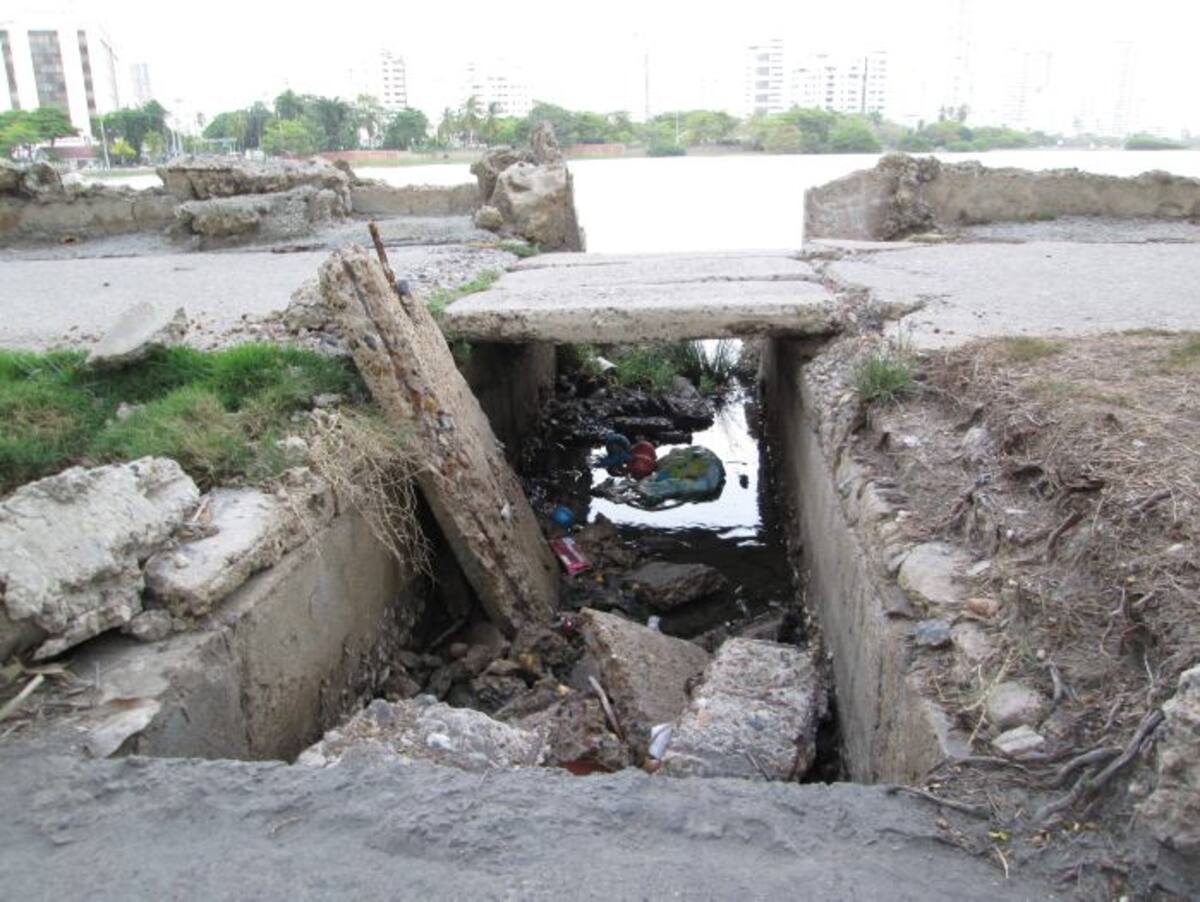 A la contaminación del cuerpo de agua de El Laguito, se le suma el marcado deterioro de la franja peatonal de su entorno. Los usuales transeúntes advierten por ejemplo, que pronto colapsará el muro empedrado que protege toda su orilla. PEDRO TORRES, EL UNIVERSAL