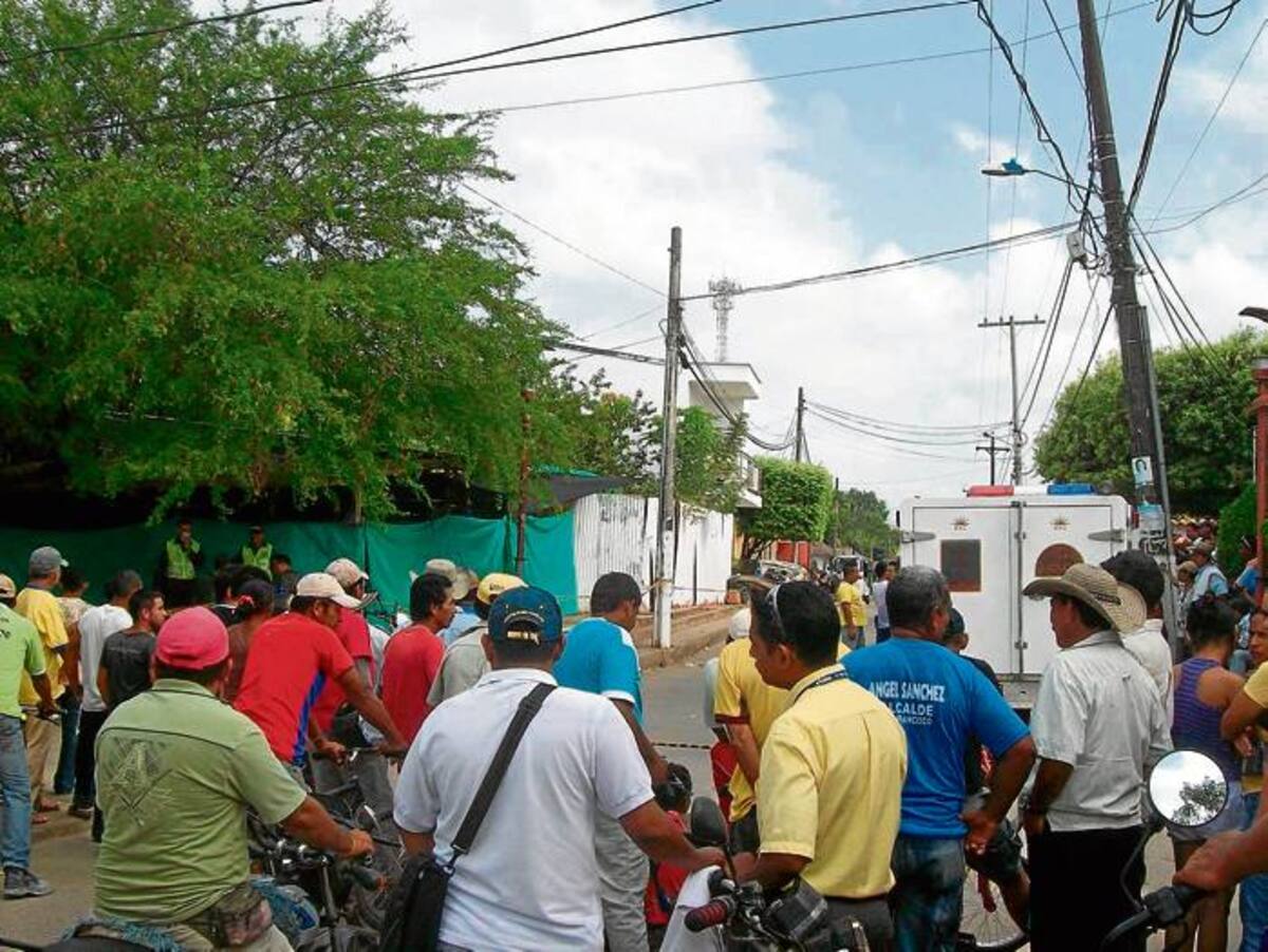 Una cantidad de curiosos se agolpó en los alrededores de la escena del crimen.