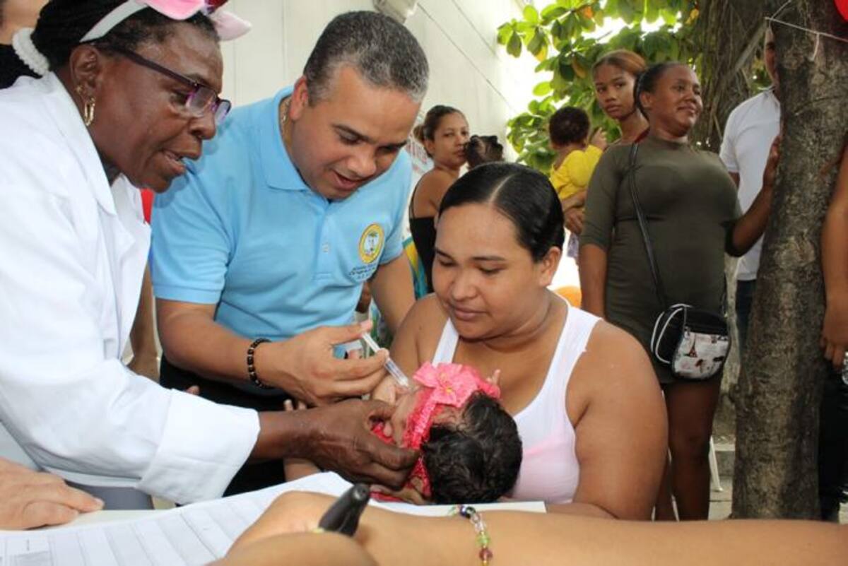 El alcalde (e) de Cartagena, Pedrito Pereira aplicando una vacuna a una bebé en la cuarta Jornada Nacional de Vacunación. Cortesía
