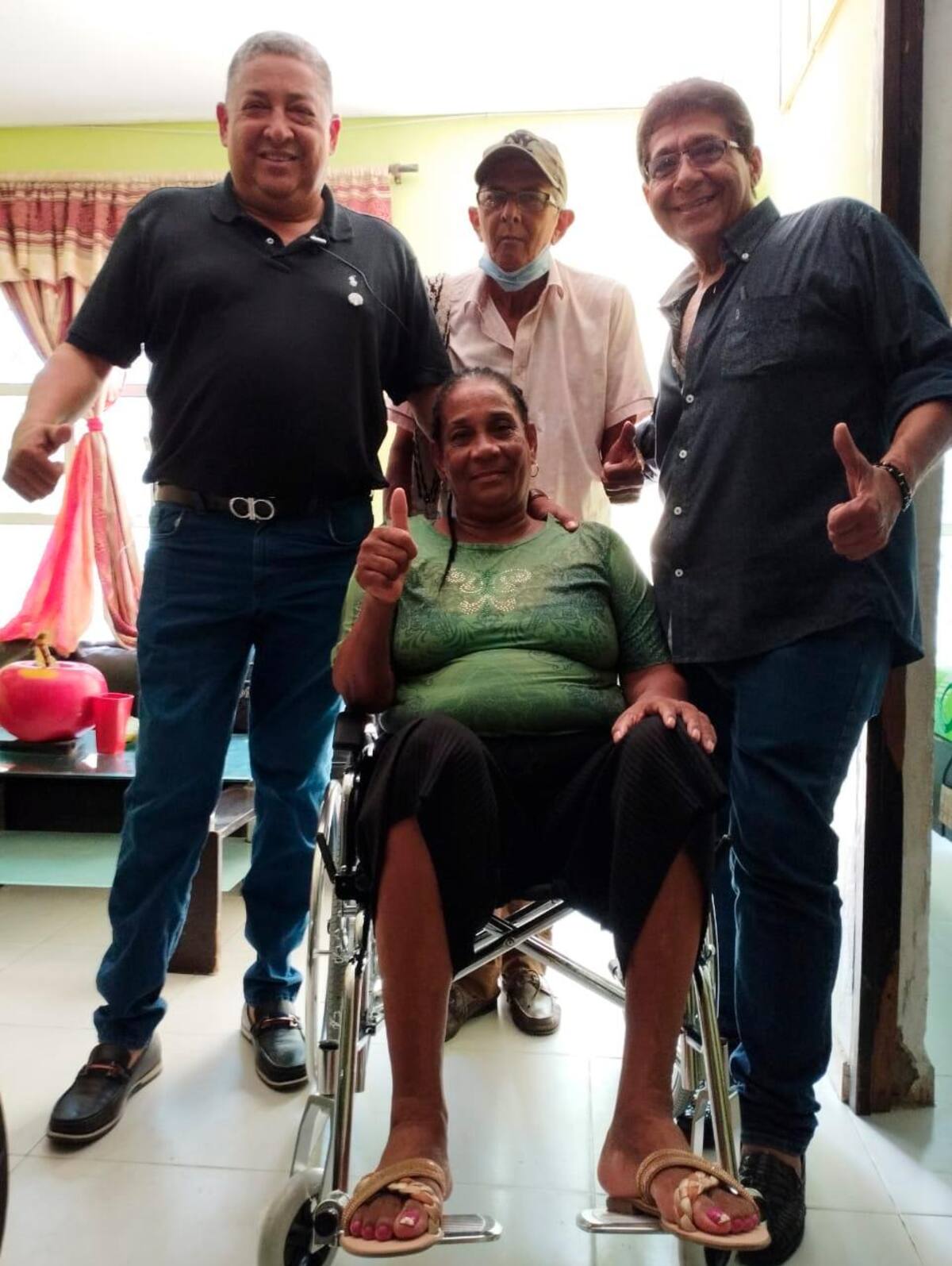 Mirsa Hamilton Velásquez, acompañada por Armando Romero, el Maestro Omar Uhía y Manuel Bustillo.