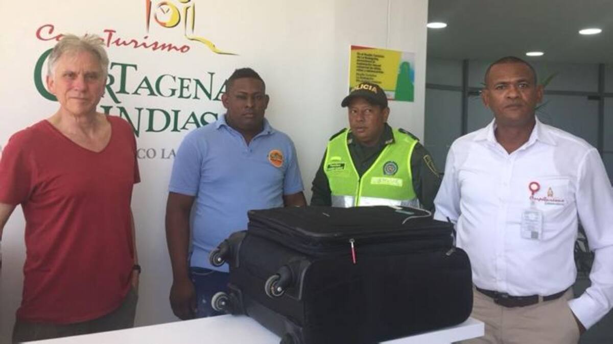 En febrero de este año, un funcionario de una ONG que trabaja con menores de edad en La Boquilla olvidó una maleta con dinero en un taxi. Contactó a la Policía de Turismo y a Corporturimo y estos se dieron a la tarea de buscarla. El taxista entregó la maleta y ganó un reconocimiento. // cortesía