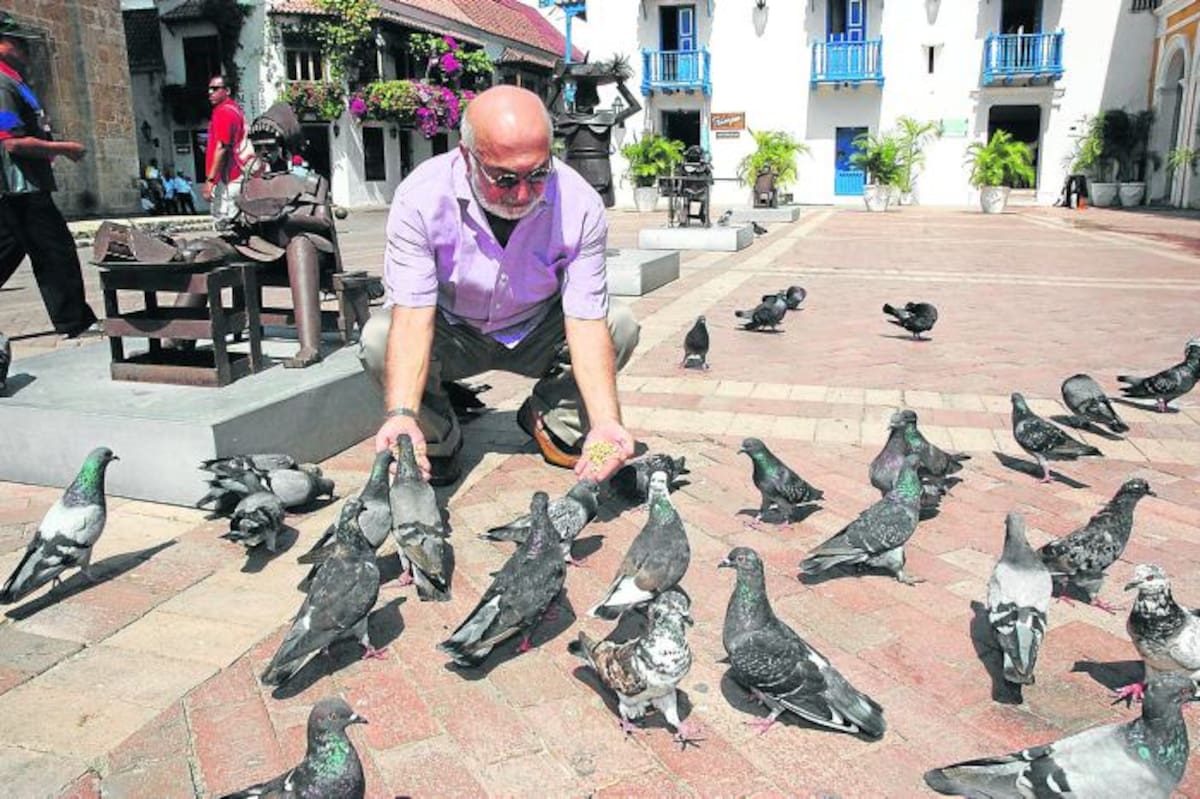 El periodista y escritor Juan Gossaín saluda a las palomas de la Plaza de San Pedro. Cortesía