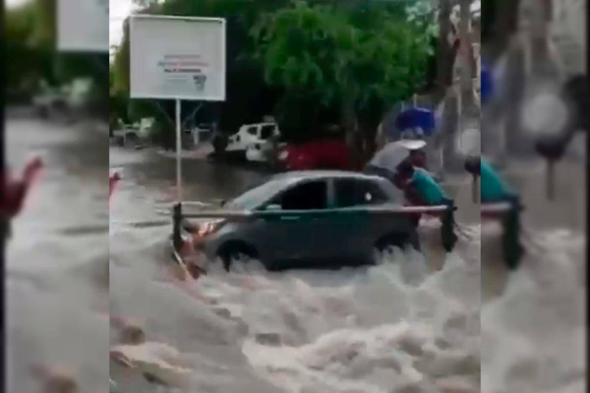 Video: ¡Qué susto! Vehículo quedó atrapado en arroyo de San pedro