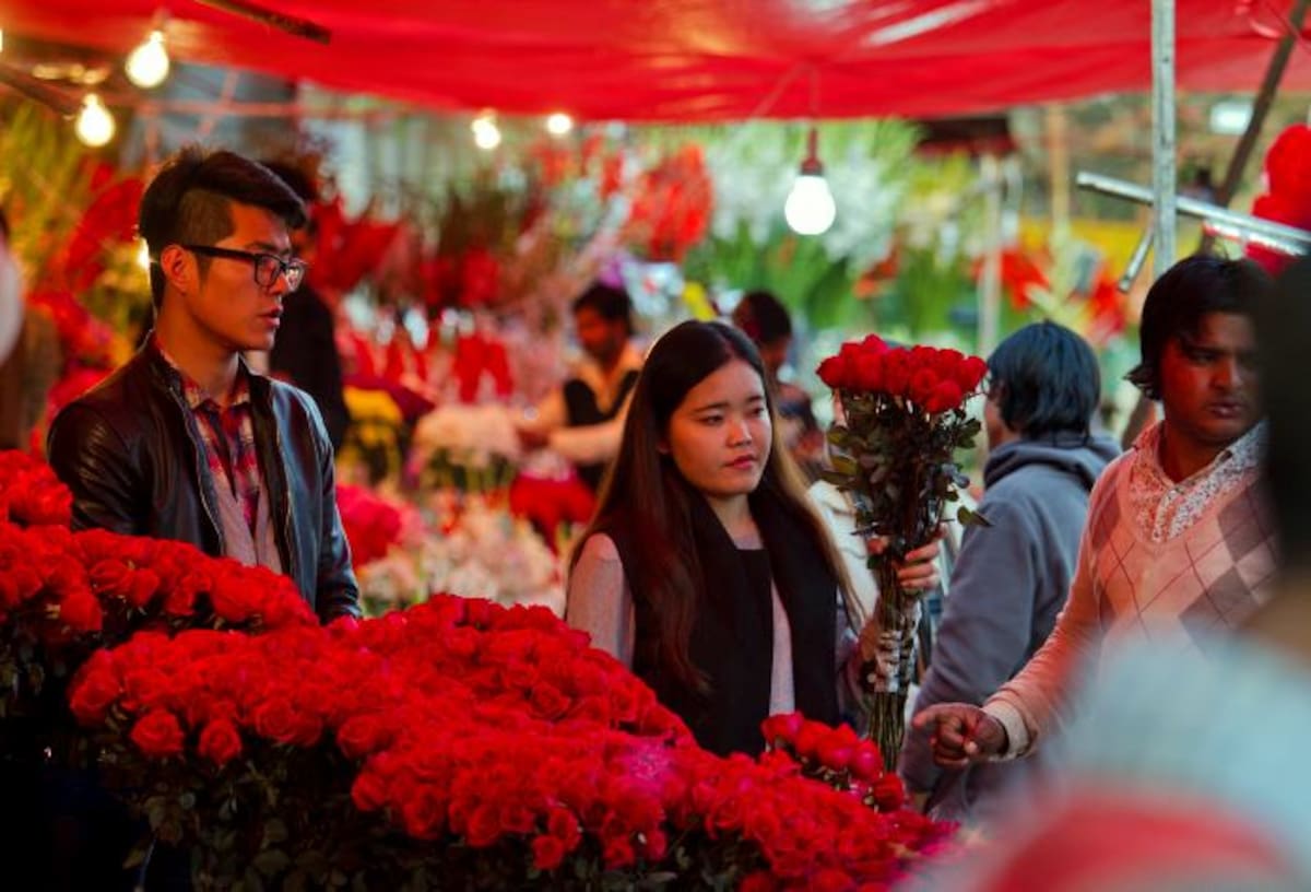 Vendedores de rosas, globos y ositos de peluche dijeron que tuvieron menos clientes que en años previos. AP Anjum Naveed