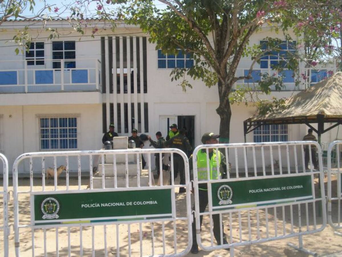 Uniformados de la Policía custodian la sede de la Alcaldía Municipal de Turbana, para evitar que sea blanco de una asonada. ATILANO MEZA - EL UNIVERSAL