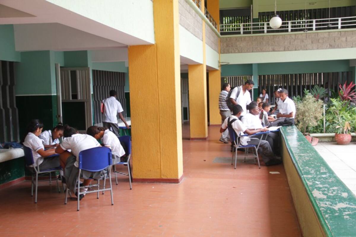 Los padres de familia manifiestan que la falta de docentes en el Colegio Corazón de María retrasa el aprendi-zaje de los jóvenes. OSCAR DIAZ ACOSTA-EL UNIVERSAL