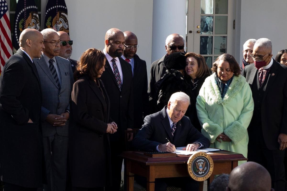 Biden firma una ley histórica que convierte linchamientos en delito de odio