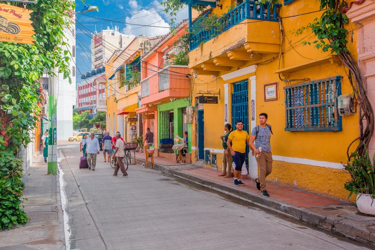 El barrio en Cartagena que se debate entre la energía y la oscuridad