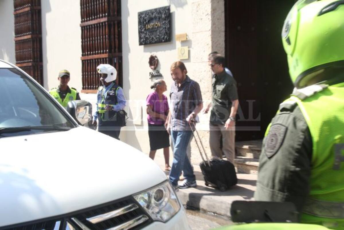 Chuck Norris saliendo del Bastión Luxury Hotel en Cartagena,. KAILLINE GIRALDO