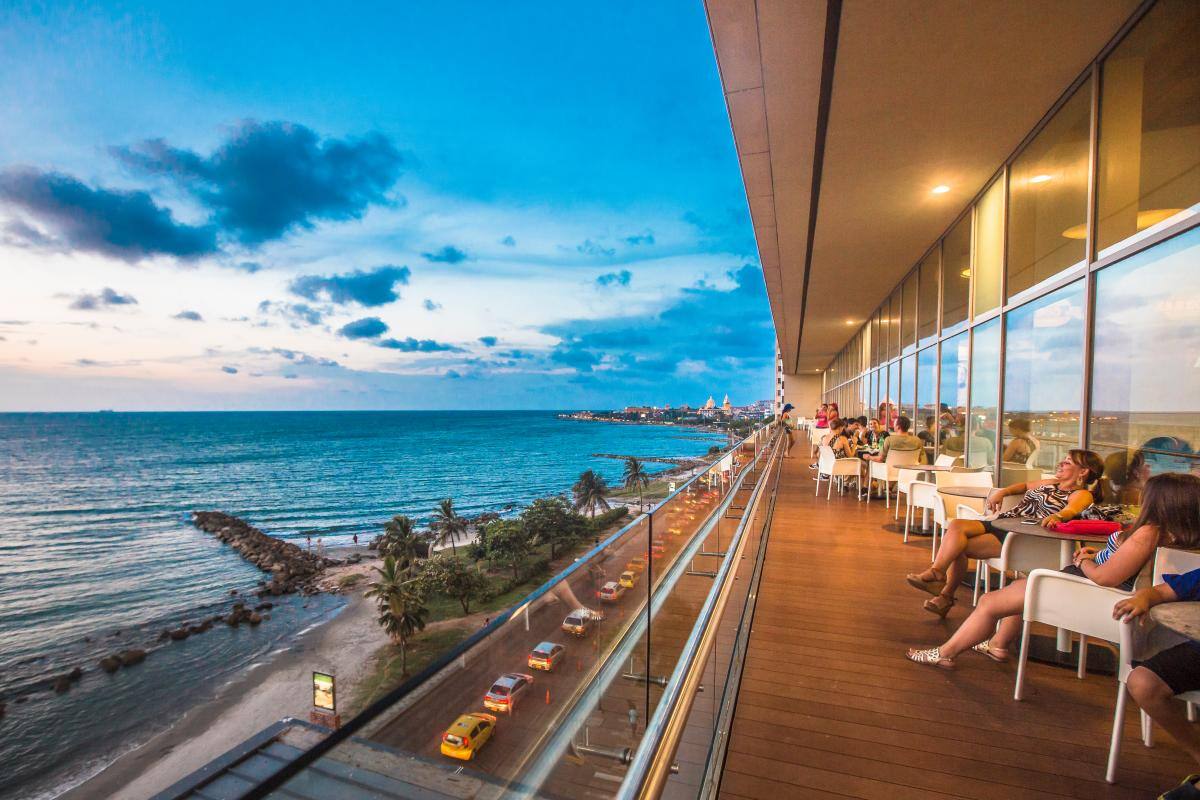 Con un mirador único, las tardes en el Centro Comercial Plaza Bocagrande tienen un componente especial.