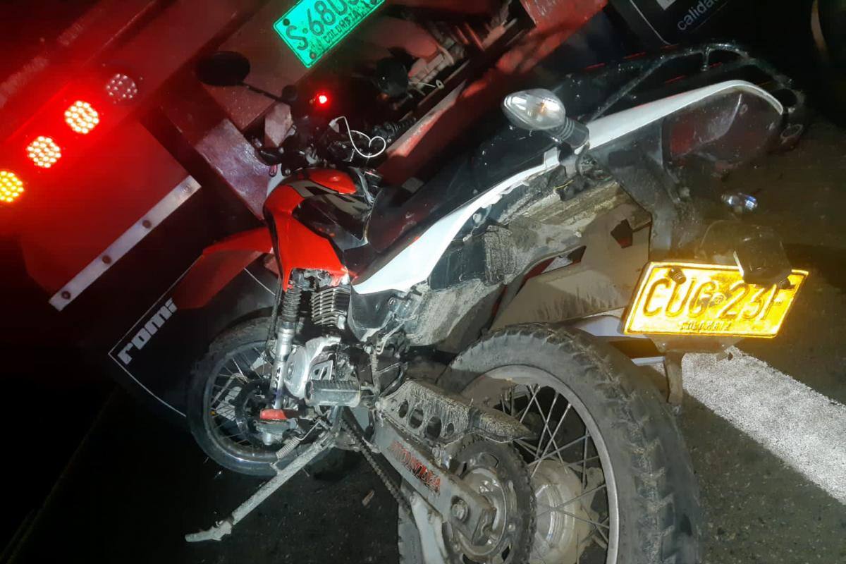 ¡Qué tragedia! Choque de moto contra camión deja un muerto y un herido