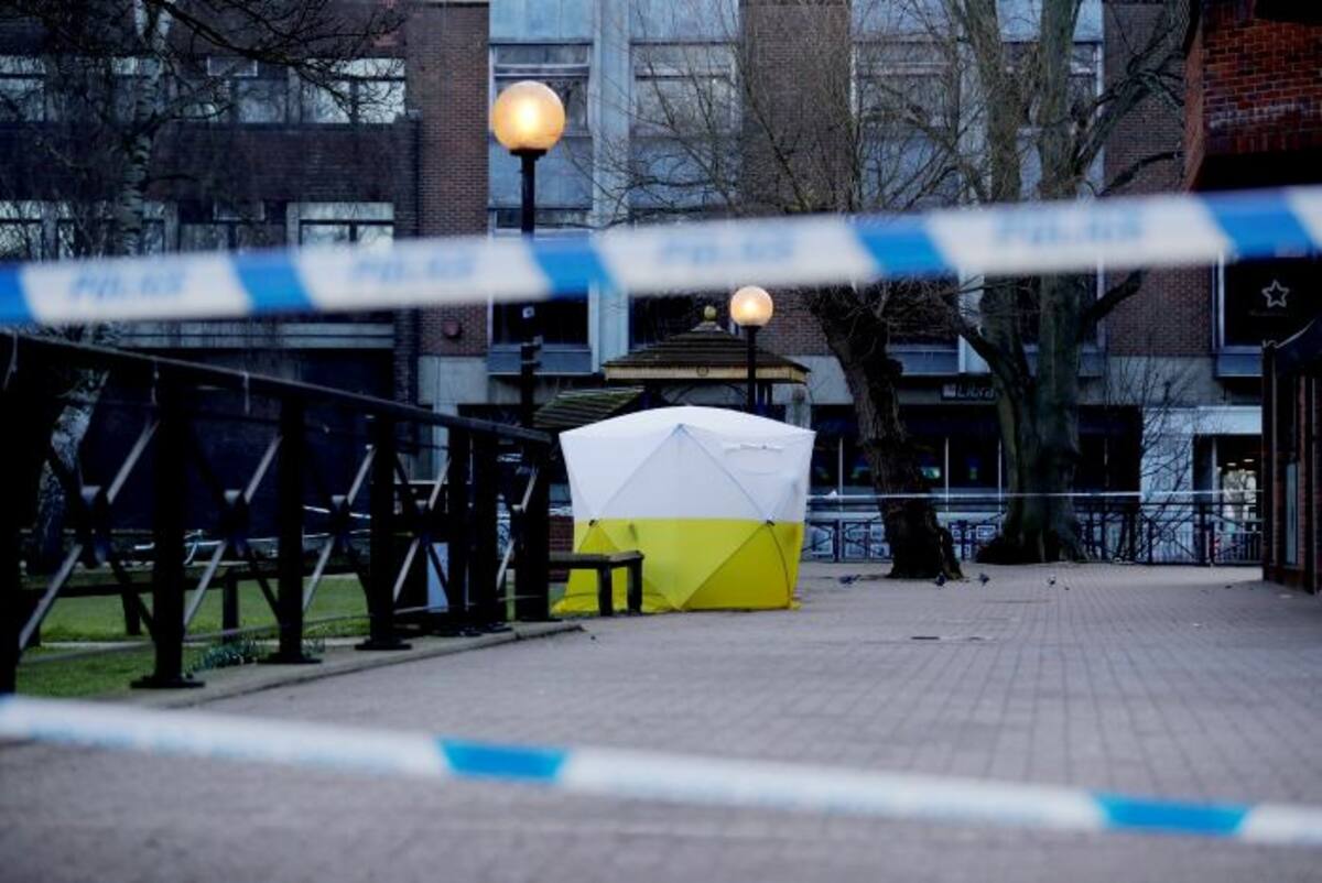 Una carpa policial está enmarcada por una cinta policial que cubre el lugar donde el ex agente doble ruso Sergei Skripal y su hija fueron hallados críticamente enfermos el domingo.