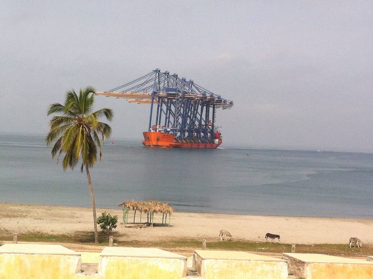 Arribo de las grúas pórtico a Cartagena. EL UNIVERSAL