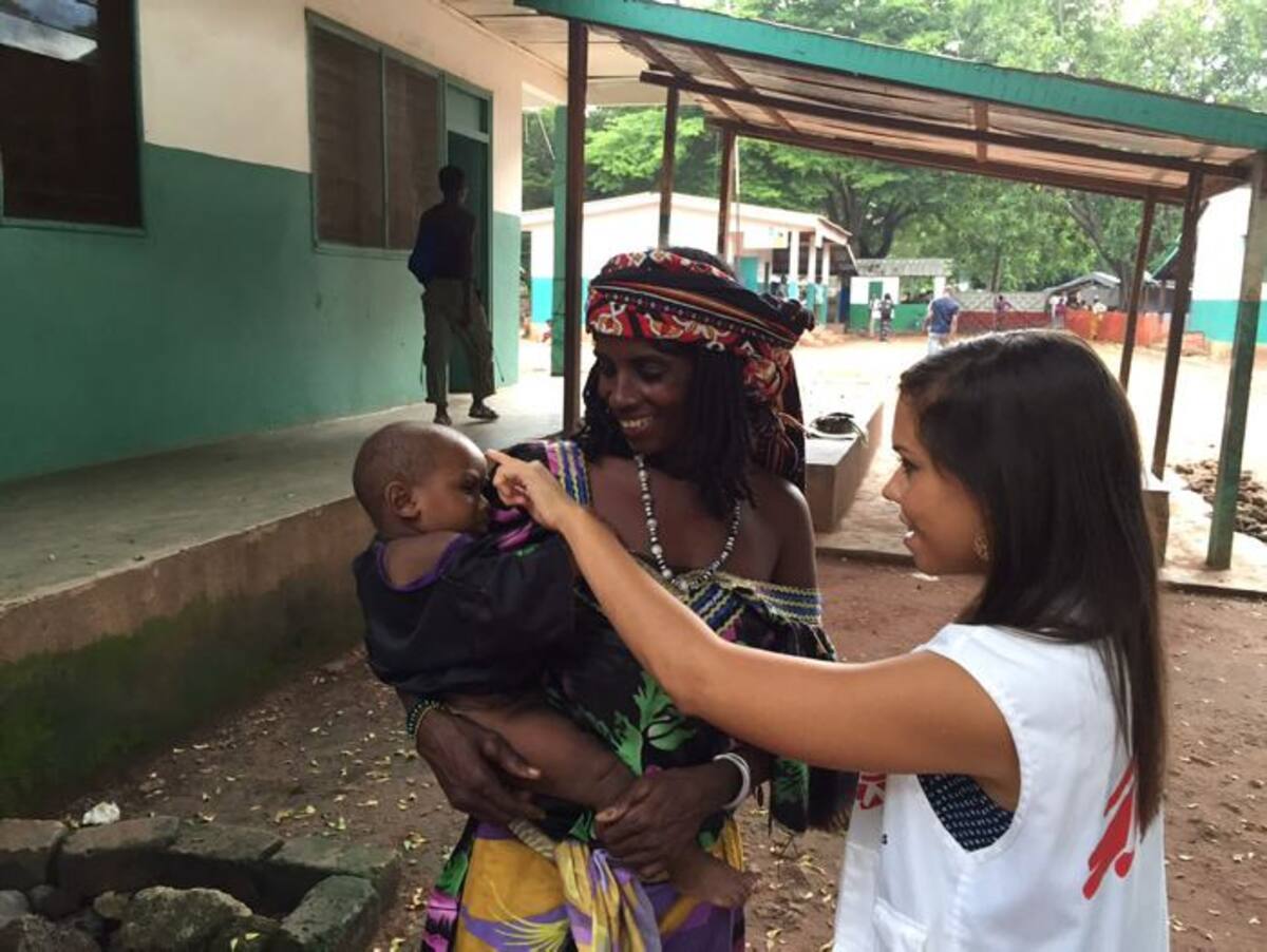Médicos Sin Fronteras se fundó en Francia en 1971 y recibió el Premio Nobel de la paz en 1999. Tiene cinco millones de socios, dos mil voluntarios trabajando en programas humanitarios en 69 países y otros mil en labores administrativas.