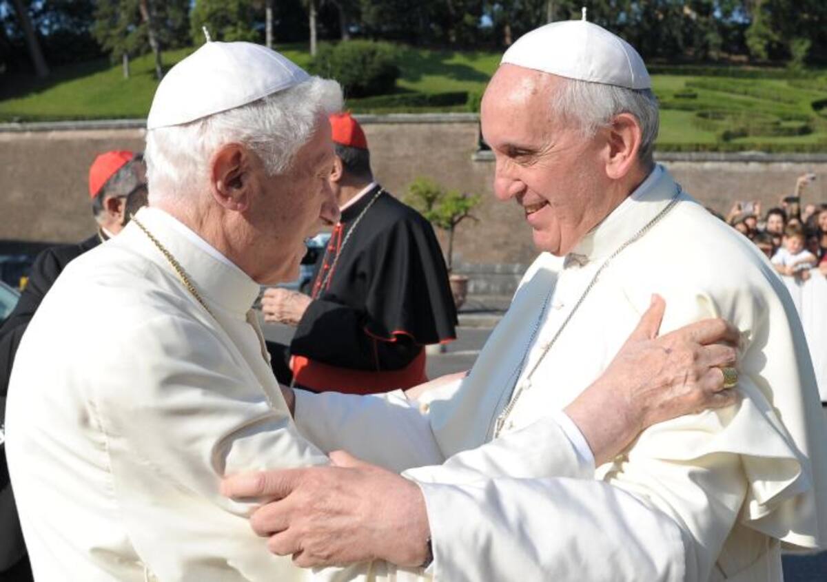Papa Francisco y el papa emérito Benedicto XVI. AFP