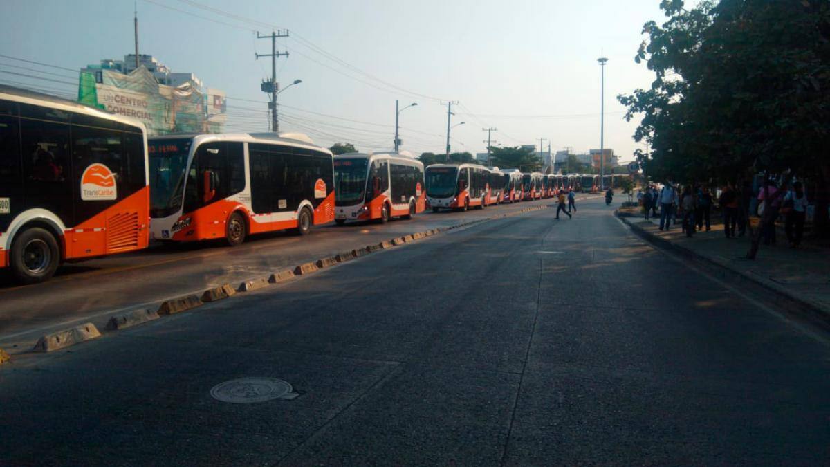 Decenas de buses de Transcaribe están paralizados por el bloqueo de los mototaxistas. Cortesía