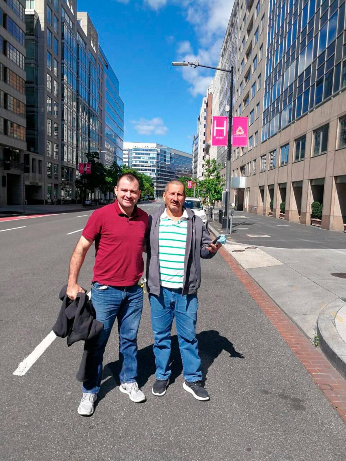 Jacksson Chávez y Cesar Soriano en Washington DC, ahora esperan un suculento almuerzo en Colombia que lleva tamal tolimense, lechona y asado huilense. Literalmente se pegaron la rodadita, para volver a Colombia.