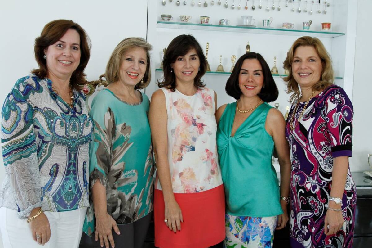 Vilma Gómez de Villadiego, María Victoria De La Espriella de Gómez, Diana Vidales de Alcocer, Mercelena Berrío de Vélez e Ileana Cabrales.