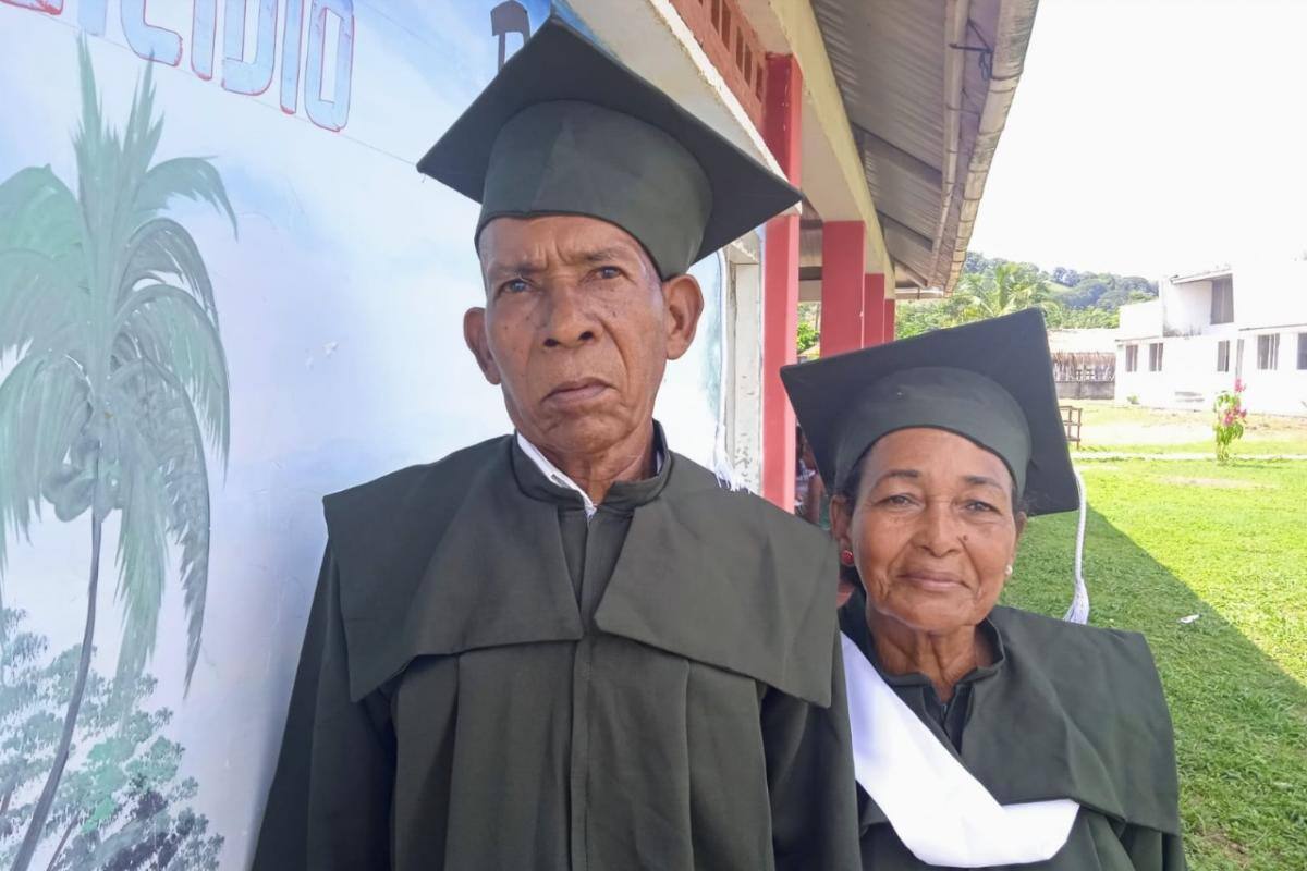 Pareja de ancianos revivió historia de amor después de 30 años sin verse