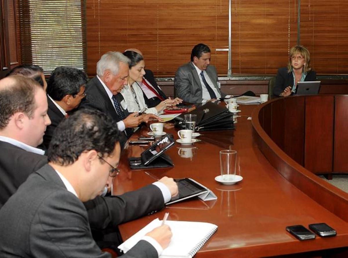 En una reunión en Bogotá, la comisión negociadora de Bolívar y la ministra de Transporte, Cecilia Álvarez, difirieron las especificaciones del nuevo puente de Gambote. CORTESÍA
