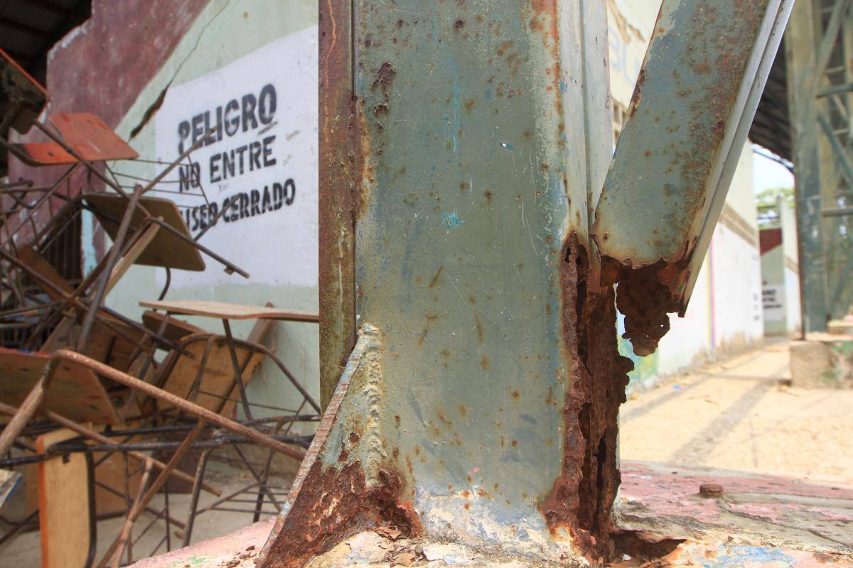 Las bases del coliseo están llenas de oxido.