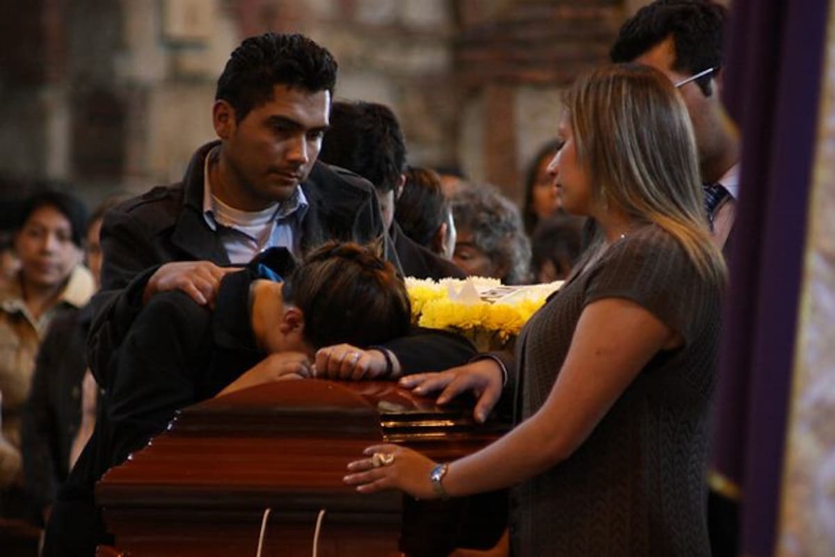La madre de Juanito no se despegaba del cajón, la mujer lloró hasta el cansancio. Colprensa Q'hubo Bogotá