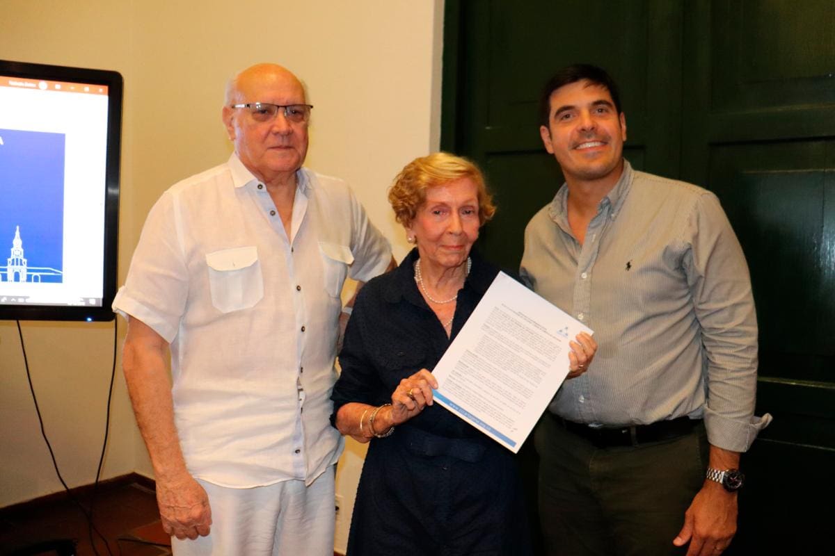 Humberto Rodríguez Puente y Yolanda Pupo de Mogollón, del Museo de Arte Moderno de Cartagena, junto a Juan Pablo Vélez, de la Cámara de Comercio de Cartagena.//Foto: Cortesía.
