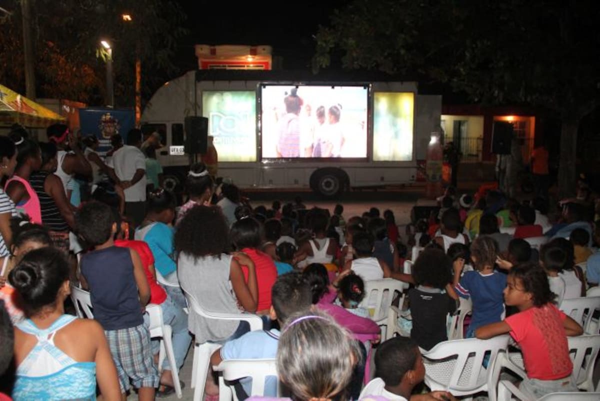 La exhibición de cortometrajes en el Showcar de RCN reunió a unos 100 niños y niñas de San Francisco. ÓSCAR DÍAZ
